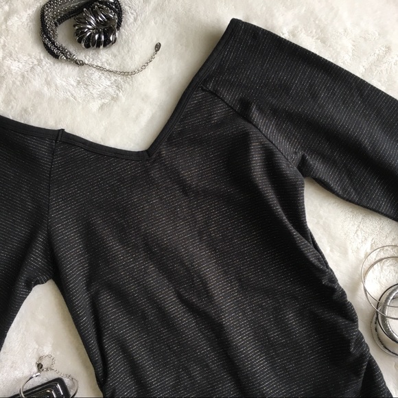 🖤🆕{EXPRESS} V-Neckline Off-Shoulder Rouched Top - Picture 7 of 8